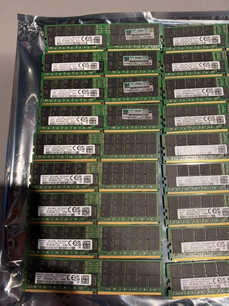 HPE-labeled modules alongside standard Samsung parts.