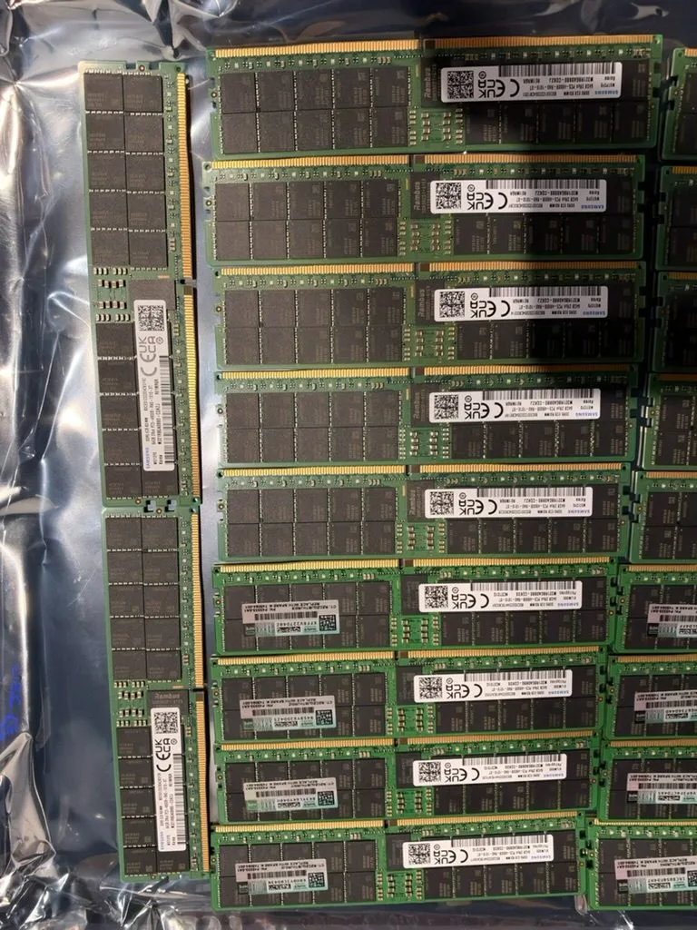 Samsung labels: 64GB 2Rx4 PC5-4800B DDR5 ECC RDIMM.