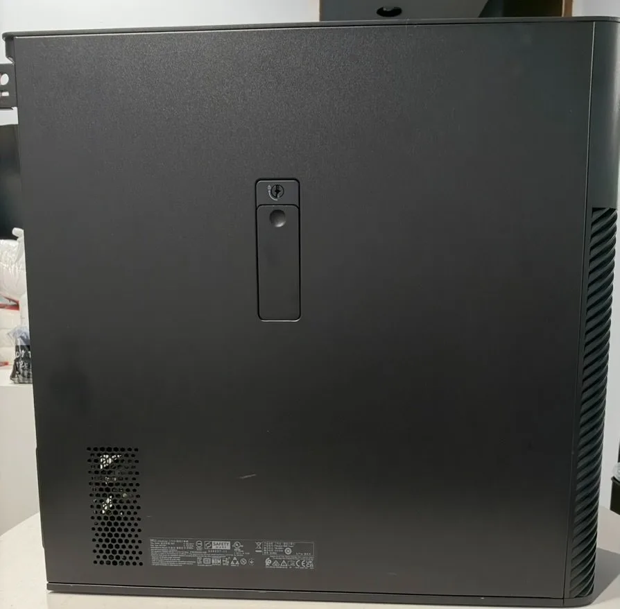 Side panel with the tool-less latch and the service label.