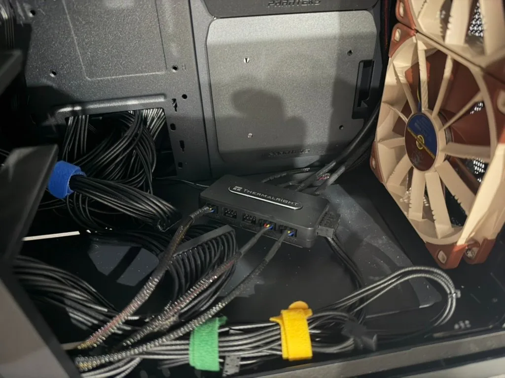 Thermalright fan hub with the fan cables strapped and routed.
