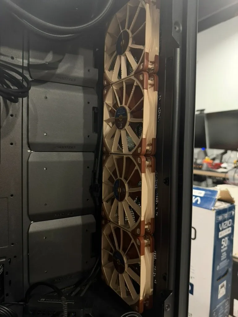 Front fan wall of four Noctua 140mm fans.