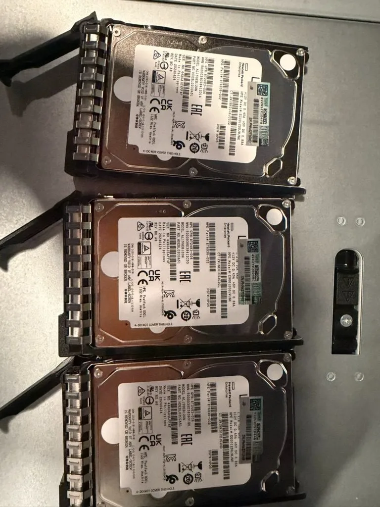 Three 1.2TB 10K SAS drives in HPE hot-plug carriers.