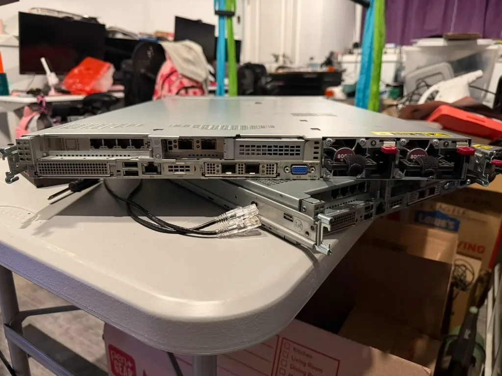Rear I/O: 4-port 1GbE, OCP slot, iLO port, VGA, and dual 800W supplies.