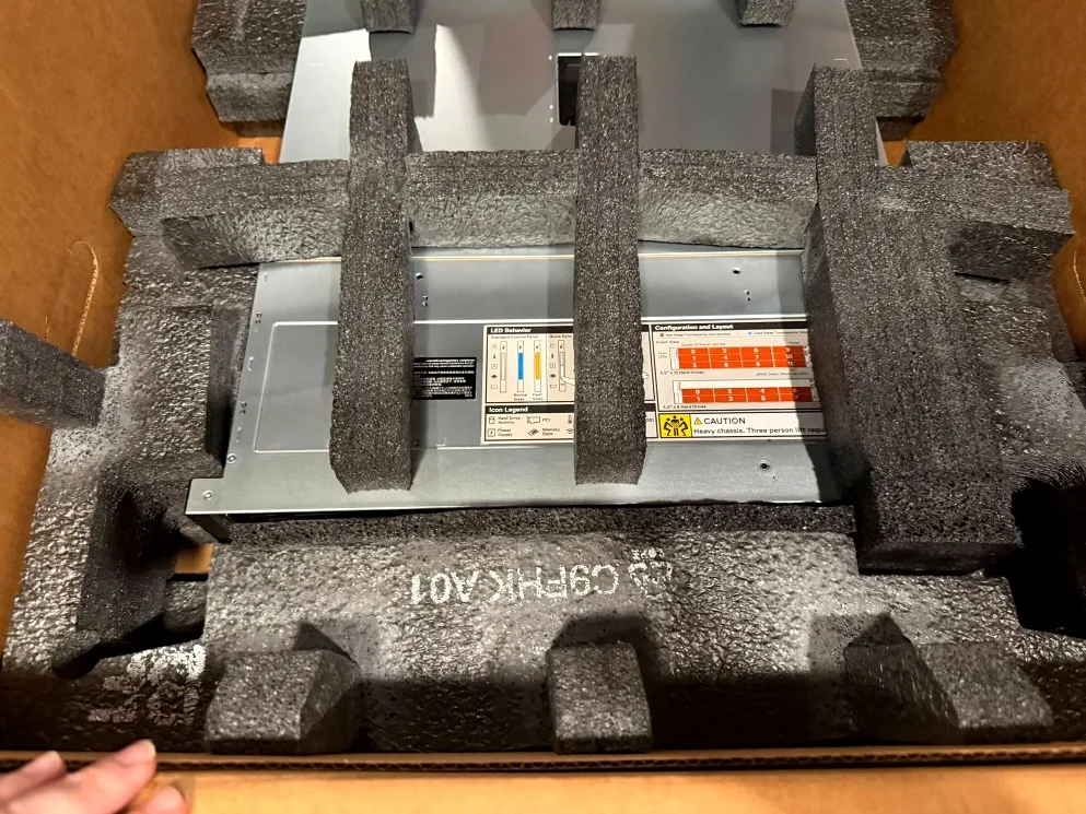 Service label and drive-layout diagram on the chassis lid.