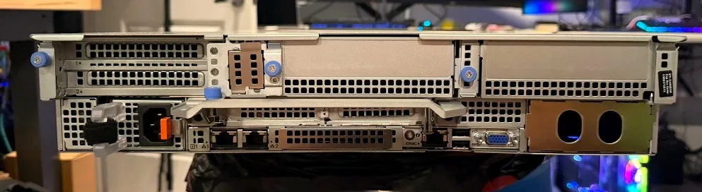 Rear I/O with the single 800W supply, dual 1GbE LOM, and iDRAC port.