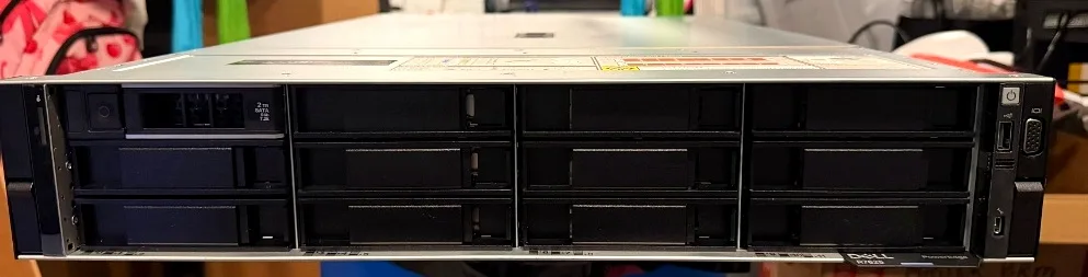 Front of the chassis: twelve 3.5" hot-plug bays, one populated.